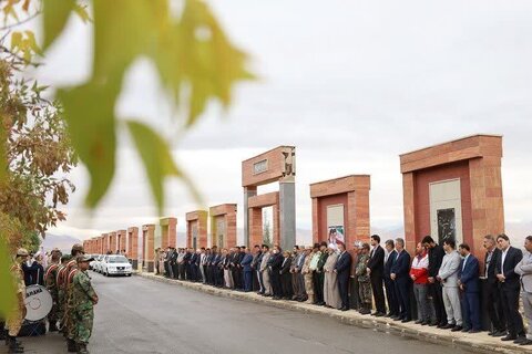 تصاویر/ عطرافشانی و گلباران مزار مطهر شهدای پیرانشهر به مناسبت هفته دفاع مقدس