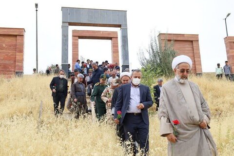 تصاویر/ عطرافشانی و گلباران مزار مطهر شهدای پیرانشهر به مناسبت هفته دفاع مقدس