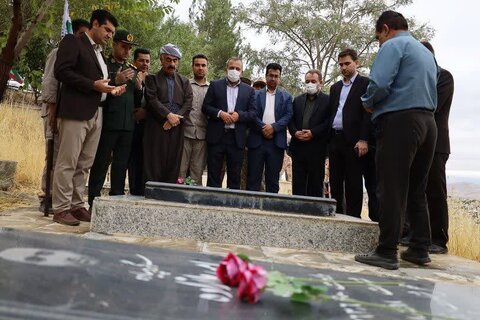 تصاویر/ عطرافشانی و گلباران مزار مطهر شهدای پیرانشهر به مناسبت هفته دفاع مقدس