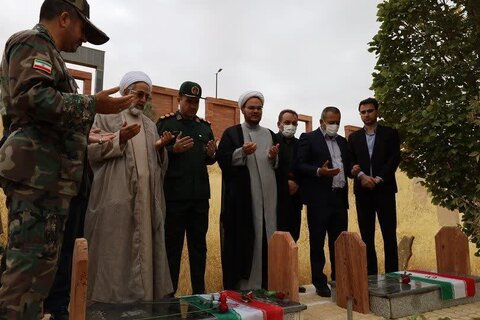 تصاویر/ عطرافشانی و گلباران مزار مطهر شهدای پیرانشهر به مناسبت هفته دفاع مقدس