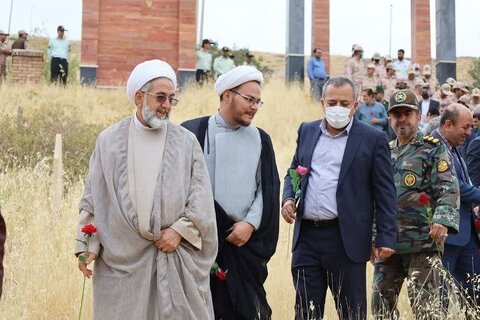 تصاویر/ عطرافشانی و گلباران مزار مطهر شهدای پیرانشهر به مناسبت هفته دفاع مقدس