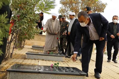 تصاویر/ عطرافشانی و گلباران مزار مطهر شهدای پیرانشهر به مناسبت هفته دفاع مقدس