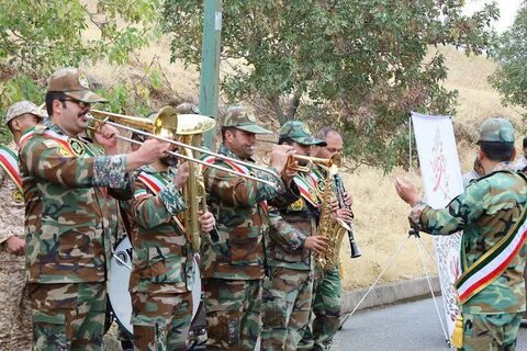 تصاویر/ عطرافشانی و گلباران مزار مطهر شهدای پیرانشهر به مناسبت هفته دفاع مقدس