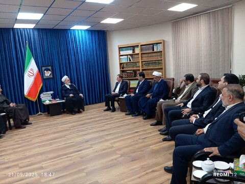 تصاویر/ دیدار مدیر عامل بانک دی و استاندار قم با آیت‌الله اعرافی