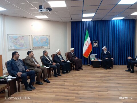 تصاویر/ دیدار مدیر عامل بانک دی و استاندار قم با آیت‌الله اعرافی