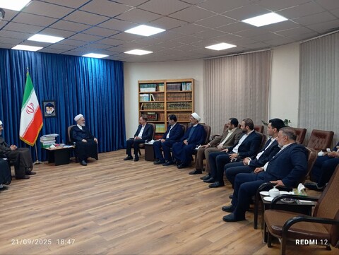 تصاویر/ دیدار مدیر عامل بانک دی و استاندار قم با آیت‌الله اعرافی