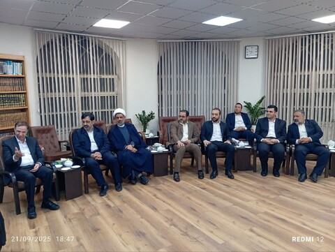 تصاویر/ دیدار مدیر عامل بانک دی و استاندار قم با آیت‌الله اعرافی