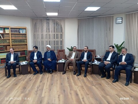 تصاویر/ دیدار مدیر عامل بانک دی و استاندار قم با آیت‌الله اعرافی