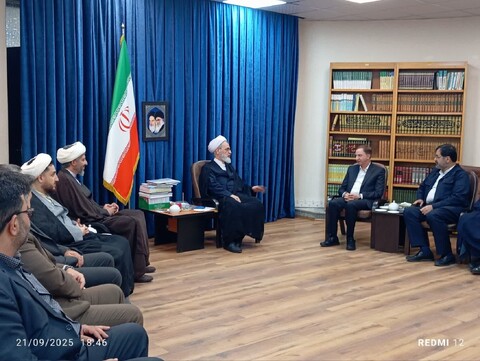 تصاویر/ دیدار مدیر عامل بانک دی و استاندار قم با آیت‌الله اعرافی