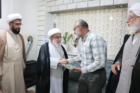 حضور دبیر شورای عالی حوزه های علمیه در منزل شهیده فرهمند و شهید روحانی نیازمند