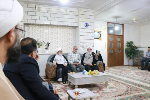 حضور دبیر شورای عالی حوزه های علمیه در منزل شهیده فرهمند و شهید روحانی نیازمند