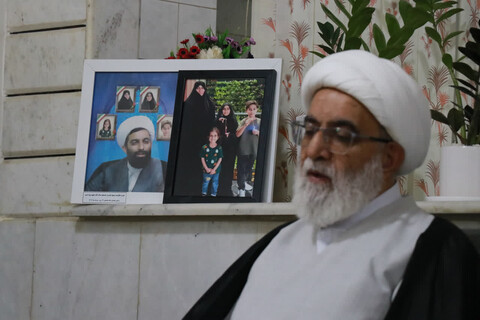 حضور دبیر شورای عالی حوزه های علمیه در منزل شهیده فرهمند و شهید روحانی نیازمند