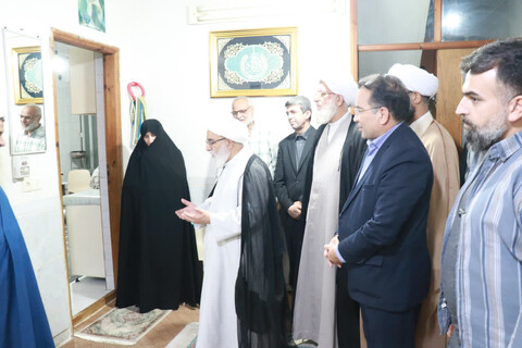 حضور دبیر شورای عالی حوزه های علمیه در منزل شهیده فرهمند و شهید روحانی نیازمند