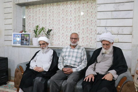 حضور دبیر شورای عالی حوزه های علمیه در منزل شهیده فرهمند و شهید روحانی نیازمند