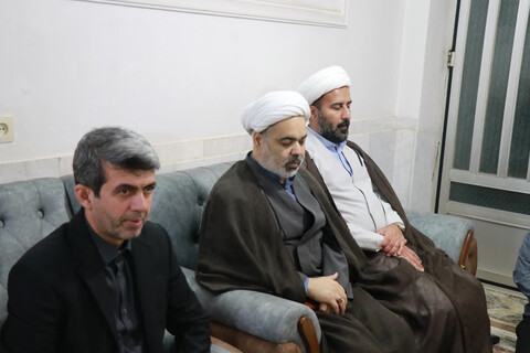 حضور دبیر شورای عالی حوزه های علمیه در منزل شهیده فرهمند و شهید روحانی نیازمند
