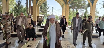 تصاویر / تجدید میثاق امام جمعه آبیک ومسئولین با شهدا