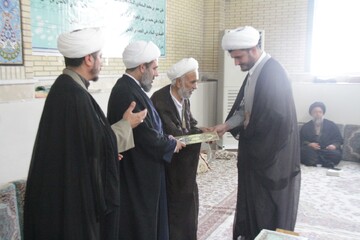 تصاویر/ تجلیل از طلاب ممتاز مدرسه علمیه برازجان