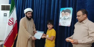 تصاویر/ تجلیل از نوجوانان فعال خادم در نماز جمعه کاکی