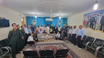 تصاویر/ دیدار جمعی از  بسیجیان، رزمندگان و پیشکسوتان جهاد و شهادت گناوه با امام جمعه