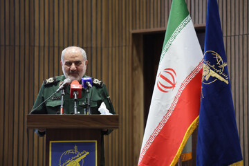 خون شهدا در گره‌گشایی از کارها راهگشا خواهد بود