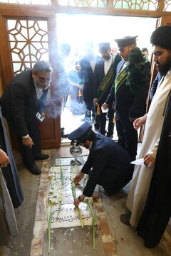 غبارروبی مزار شهدای مدفون در حرم مطهر به مناسبت آغاز هفته دفاع مقدس