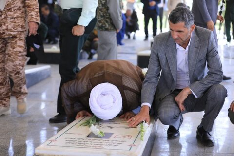 تصاویر / تجدید میثاق امام جمعه آبیک ومسئولین با شهدا