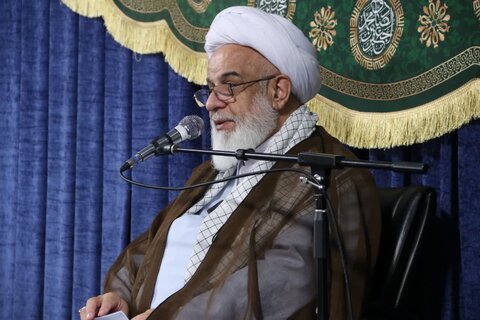 تصاویر / تجدید میثاق امام جمعه آبیک ومسئولین با شهدا