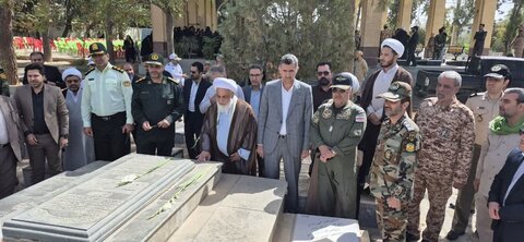 تصاویر / تجدید میثاق امام جمعه آبیک ومسئولین با شهدا