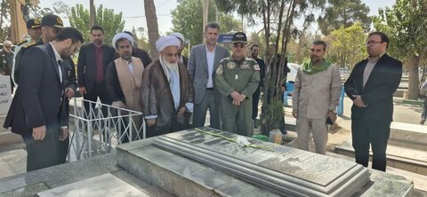 تصاویر / تجدید میثاق امام جمعه آبیک ومسئولین با شهدا