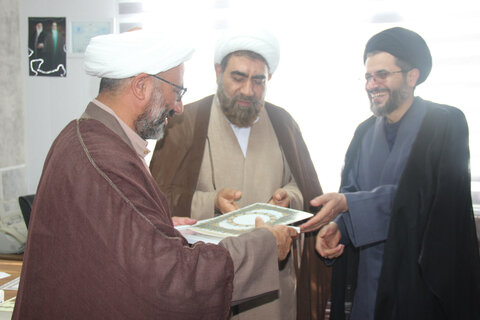 تصاویر / تقدیر مدیر حوزه علمیه استان قزوین از مدیر مرکز آموزش ومشاوره سماح  حوزه علمیه قزوین