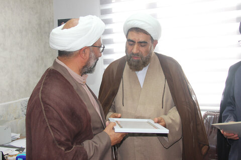 تصاویر / تقدیر مدیر حوزه علمیه استان قزوین از مدیر مرکز آموزش ومشاوره سماح  حوزه علمیه قزوین