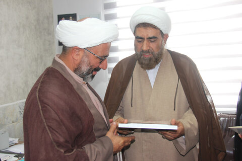 تصاویر / تقدیر مدیر حوزه علمیه استان قزوین از مدیر مرکز آموزش ومشاوره سماح  حوزه علمیه قزوین