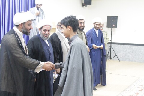 تصاویر/ تجلیل از رتبه های برتر مدرسه علمیه کنگان