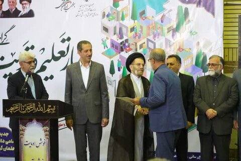 تصاویر آیین نواختن زنگ مهر و مقاومت در مدرسه  شاهد مهر خرم آباد