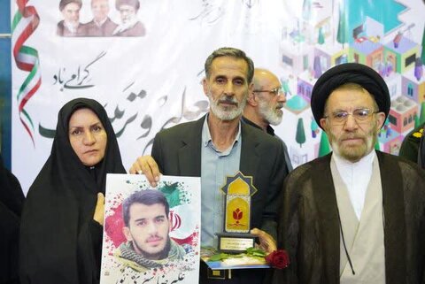 تصاویر آیین نواختن زنگ مهر و مقاومت در مدرسه  شاهد مهر خرم آباد