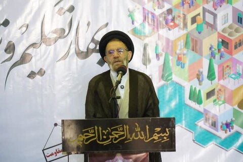 تصاویر آیین نواختن زنگ مهر و مقاومت در مدرسه  شاهد مهر خرم آباد