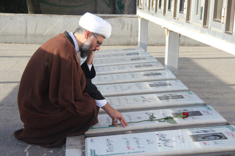 تصاویر / تجدید میثاق امام جمعه ،مدیر،معاونین ،واساتید حوزه علمیه استان قزوین با شهدا