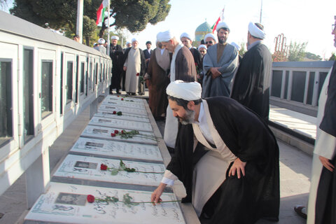 تصاویر / تجدید میثاق امام جمعه ،مدیر،معاونین ،واساتید حوزه علمیه استان قزوین با شهدا