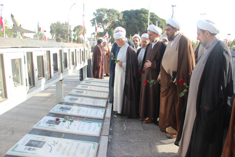 تصاویر / تجدید میثاق امام جمعه ،مدیر،معاونین ،واساتید حوزه علمیه استان قزوین با شهدا