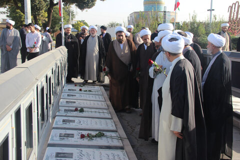 تصاویر / تجدید میثاق امام جمعه ،مدیر،معاونین ،واساتید حوزه علمیه استان قزوین با شهدا