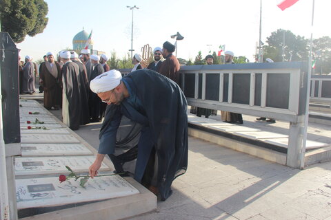 تصاویر / تجدید میثاق امام جمعه ،مدیر،معاونین ،واساتید حوزه علمیه استان قزوین با شهدا