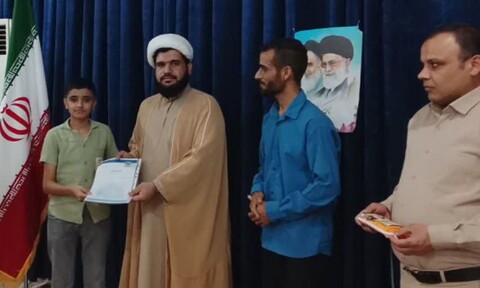 تصاویر/ تجلیل از نوجوانان فعال خادم در نماز جمعه کاکی