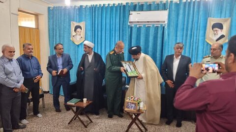 تصاویر/ دیدار جمعی از  بسیجیان، رزمندگان و پیشکسوتان جهاد و شهادت گناوه با امام جمعه
