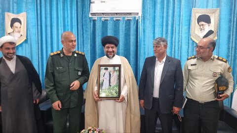 تصاویر/ دیدار جمعی از  بسیجیان، رزمندگان و پیشکسوتان جهاد و شهادت گناوه با امام جمعه