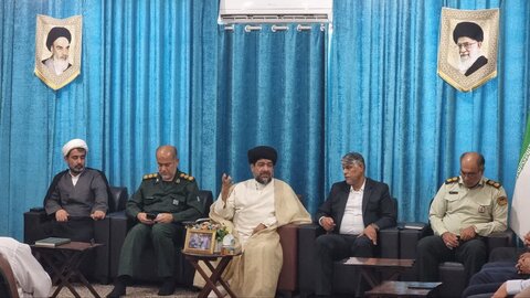 تصاویر/ دیدار جمعی از  بسیجیان، رزمندگان و پیشکسوتان جهاد و شهادت گناوه با امام جمعه