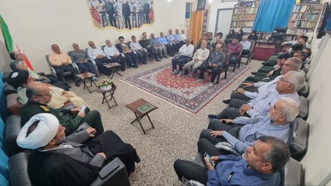 تصاویر/ دیدار جمعی از  بسیجیان، رزمندگان و پیشکسوتان جهاد و شهادت گناوه با امام جمعه