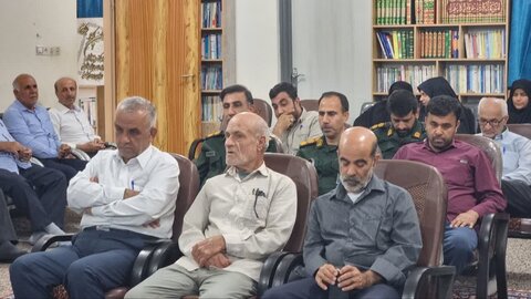 تصاویر/ دیدار جمعی از  بسیجیان، رزمندگان و پیشکسوتان جهاد و شهادت گناوه با امام جمعه