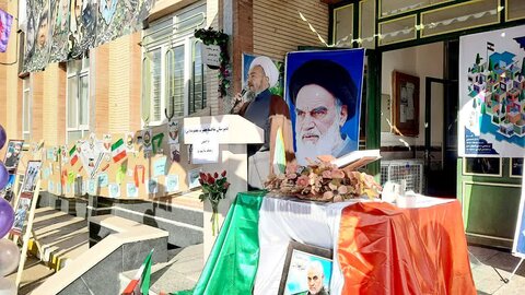 تصاویر/ زنگ آغاز سال تحصیلی جدید و گرامیداشت هفته دفاع مقدس در مدارس شاهین دژ