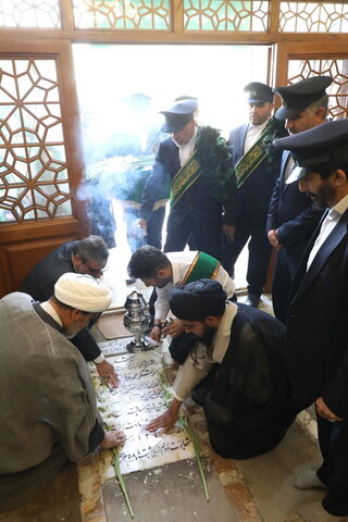 غبارروبی مزار شهدای مدفون در حرم مطهر به مناسبت آغاز هفته دفاع مقدس