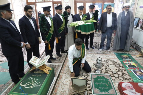 غبارروبی مزار شهدای مدفون در حرم مطهر به مناسبت آغاز هفته دفاع مقدس